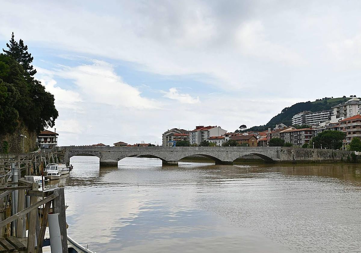El puente de piedra de Deba reconstruido tras su colapso, según el original de 1866.
