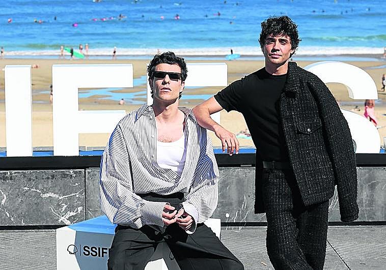 Javier Calvo y Javier Ambrossi, durante el photocall de 'La Mesías'.