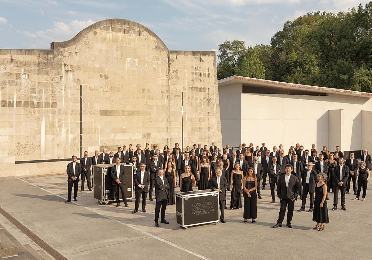 Foto oficial de Euskadiko Orkestra para la nueva temporada, en los frontones Jorge Oteiza de Azkoitia.