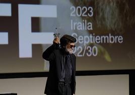 Víctor Erice, con el Premio Donostia que ha recibido en el Victoria Eugenia.