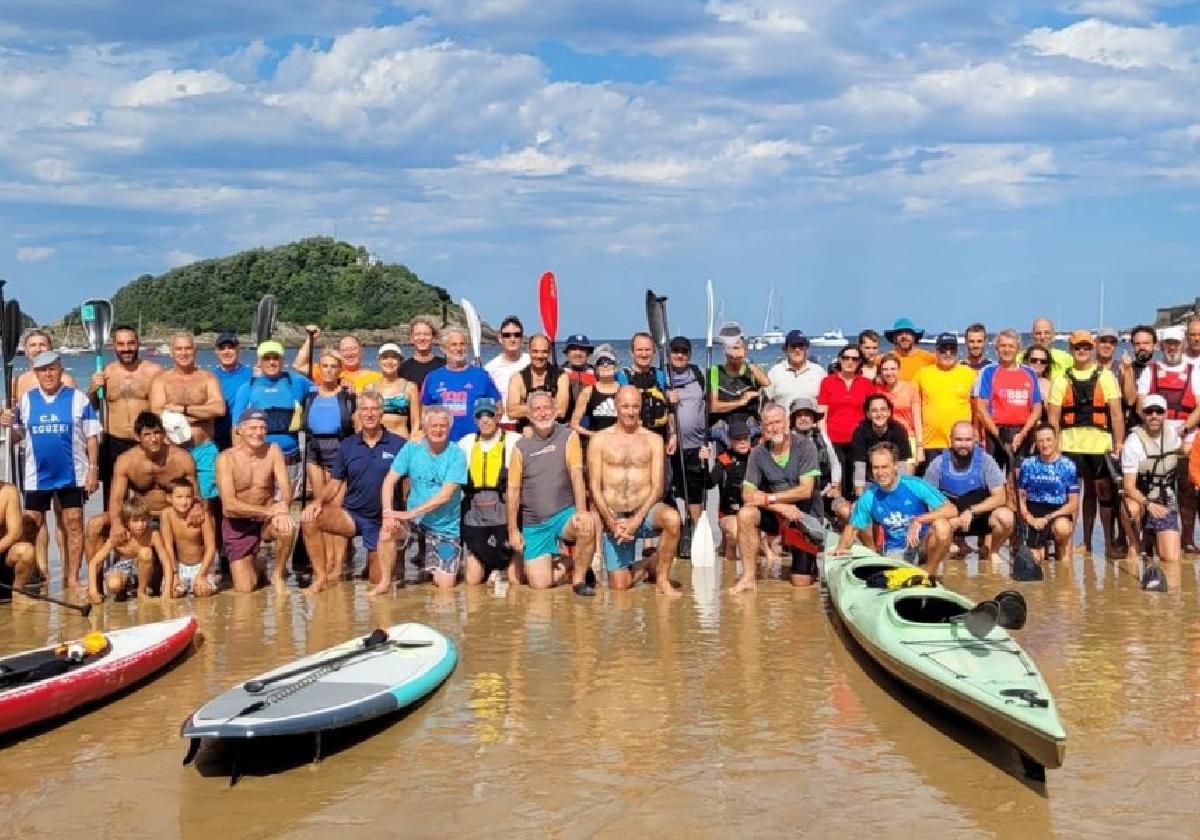 Regatistas de diferentes clubes, antes de iniciar el paseo por la bahía.