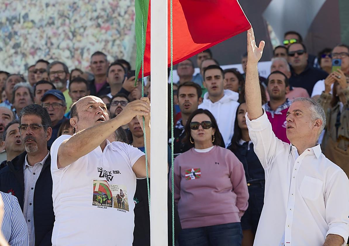Andoni Ortuzar, presidente del PNV, y ellehendakari Iñigo Urkullu, izan la ikurriña en elúltimo Alderdi Eguna