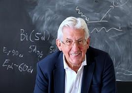 Pedro Miguel Etxenike, sonriente en la sede del DIPC en vísperas de ejercer de anfitrión en el festival de la ciencia Passion for Knowledge.