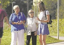 Ana María, de 87 años, pasea junto a Pilar y Blanca.