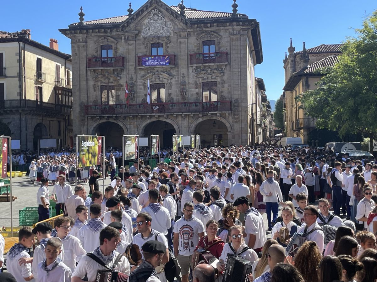Las cuadrillas y familias viven un animado Herri Eguna