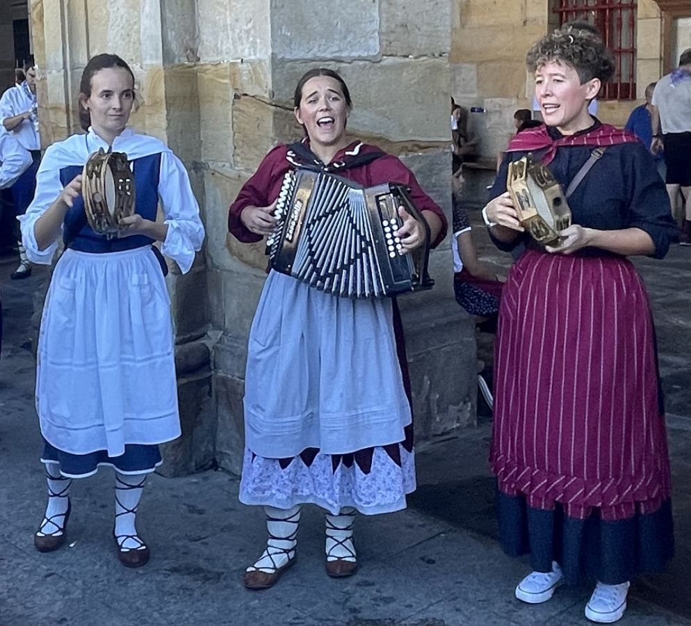 Las cuadrillas y familias viven un animado Herri Eguna