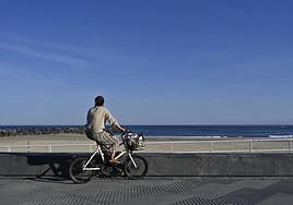Una persona contempla la playa de Zurriola.