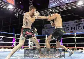 El donostiarra Borja Oyón, en pleno combate, participará en el Campeonato de Europa de Kick Boxing Profesional que se disputará el 7 de octubre en Pamplona.