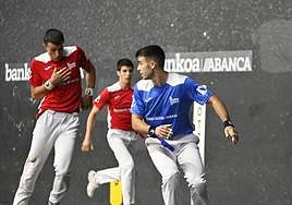 Amaga Iker Egiguren y la pelota está a punto de tocar la pierna de Aitor Altuna. Detrás, Eneko Beloki.