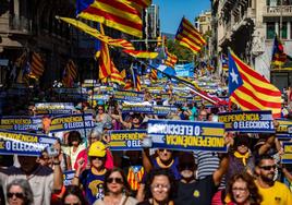 Aniversario 1-0. Miles de personas se manifestaronayer en Barcelona para celebrar elaniversario de referéndum.