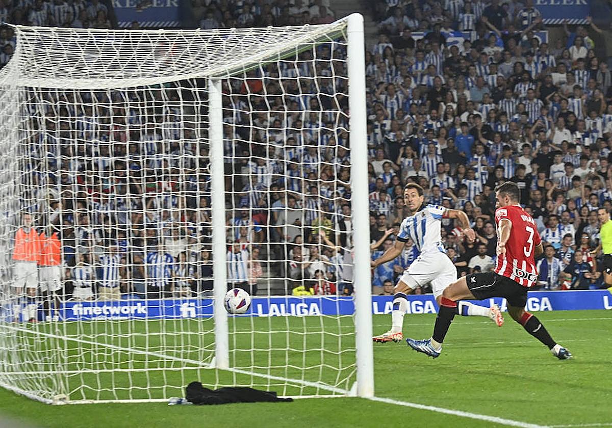 Mikel Oyarzabal marca el 3-0 ante el Athletic tras eludir la salida de Unai Simón.
