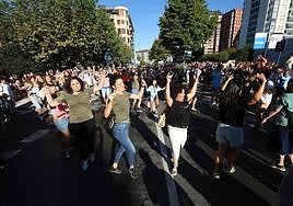 Jende ugari bildu da Gozategiren kontzertuan eguerdian, Agirre Lehendakari plazan.