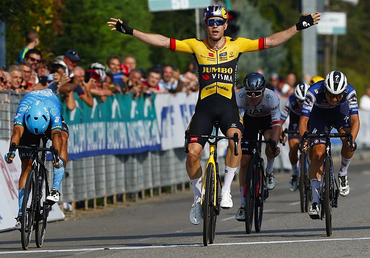 Van Aert levanta los brazos en la meta de la Coppa Bernocchi.