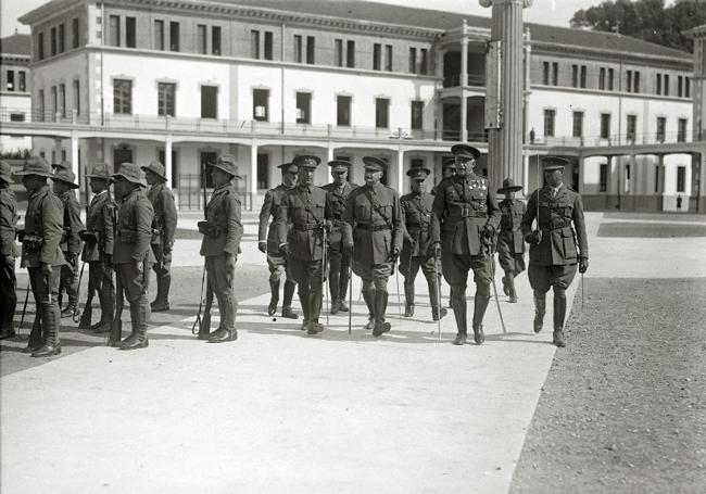 Miguel Primo de Rivera visita los cuarteles de Loyola.