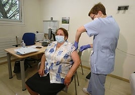 Una mujer recibe una vacuna en una campaña anterior en el ambulatorio de Amara.