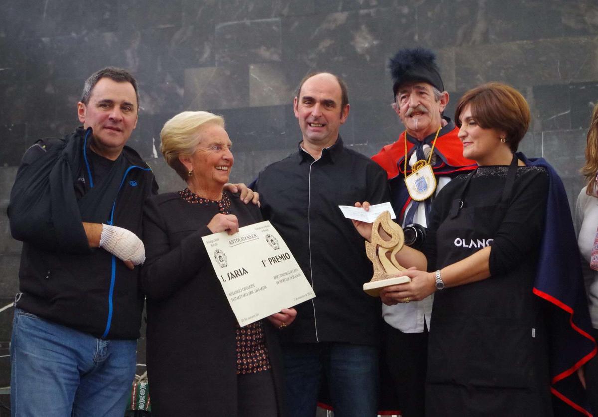 La beasaindarra, sonriente y elegante como era habitual en ella, recibe junto a su hijo uno de los muchos premios que han recibido los Olano.