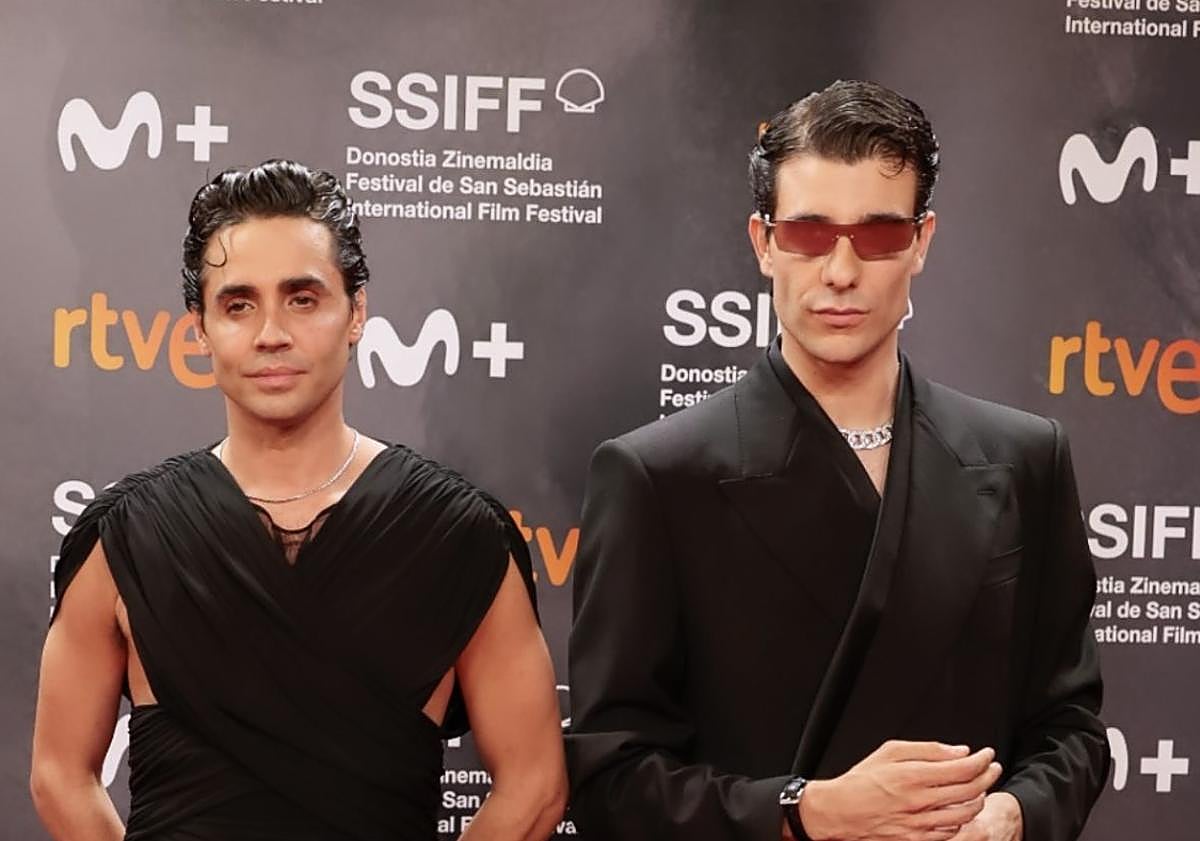 Imagen principal - Javier Ambrossi, Javier Calvo, María León y Víctor Erice posando ante los cámaras