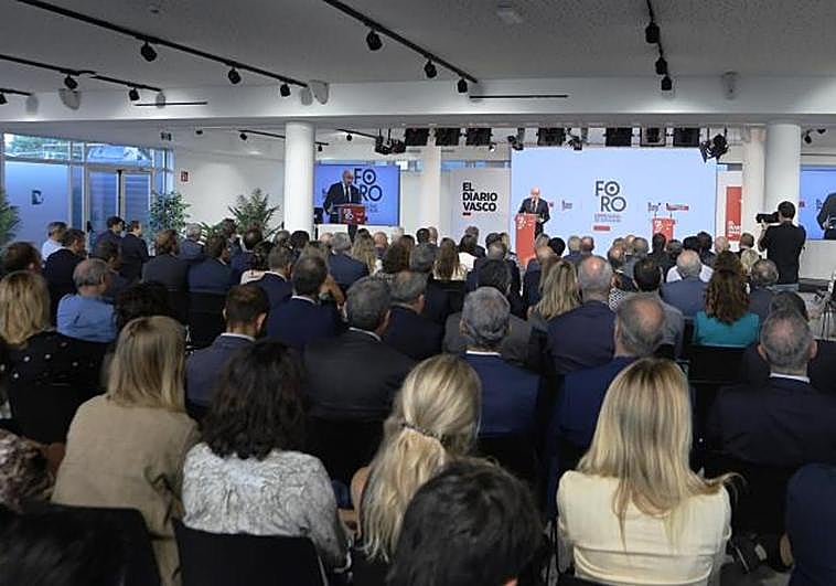 Luis de Guindos, durante su intervención de este lunes en DV Gunea.