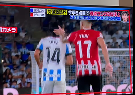 Retransmisión de la televisión japonesa en el que se aprecia el momento en el que Yuri da varias collejas a Kubo