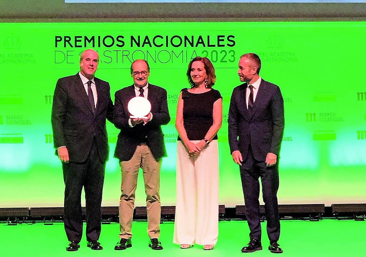 El cocinero Hilario Arbelaitz posa con el galardón.