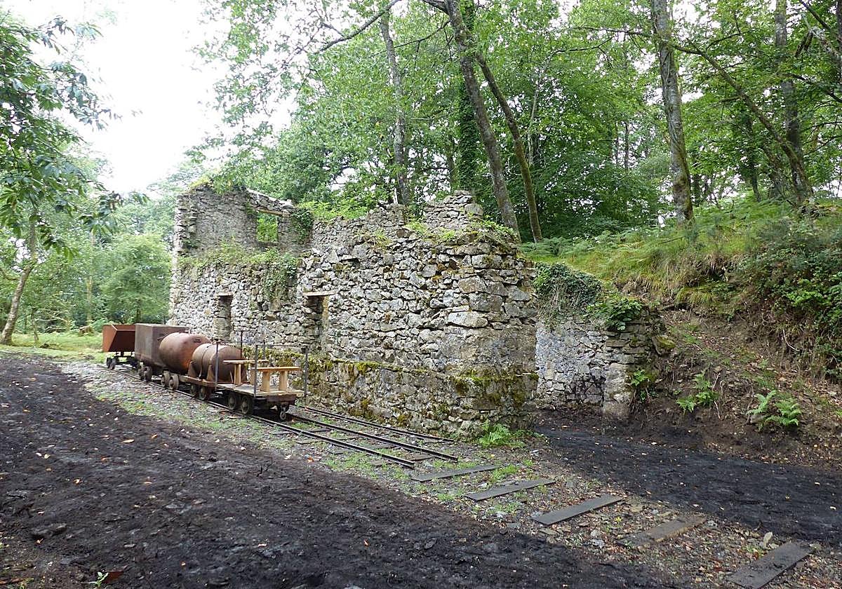 Ruinas de las instalaciones del antiguo tren de Artikutza.