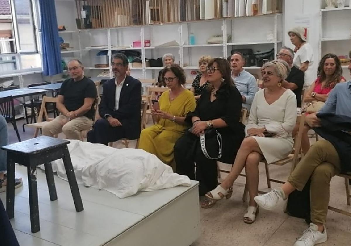 El alcalde Eneko Goia, la diputada Goizane Álvarez y el concejal Jon Insausti, con directivos de la asociación.