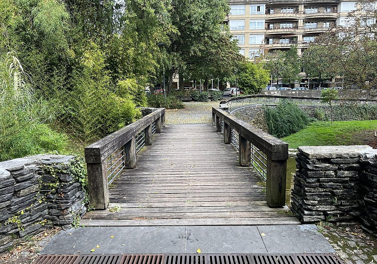 Puente de madera del parque de Zubimusu que será tratado para que no resbale.