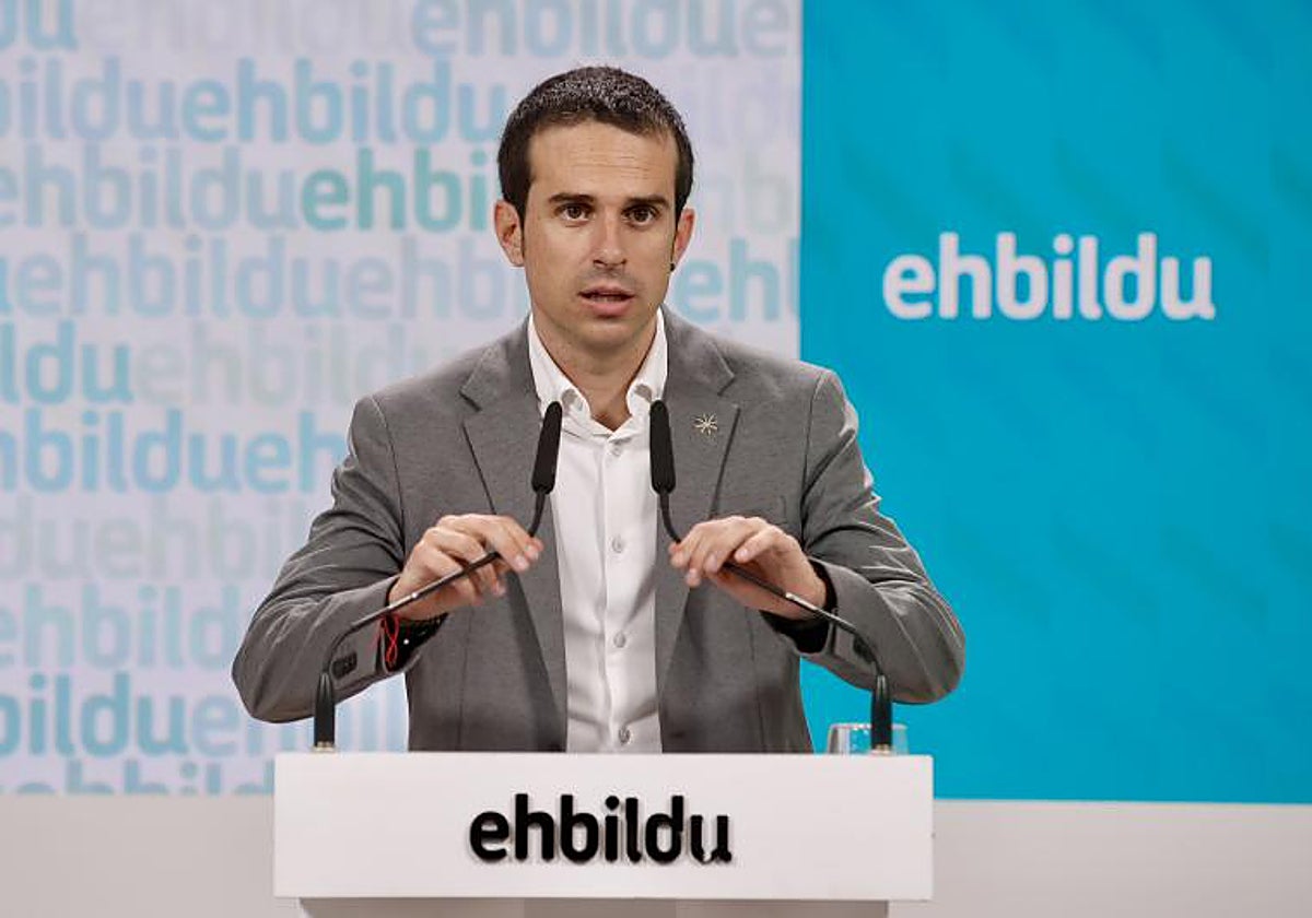 Pello Otxandiano ha ofrecido una rueda de prensa en la sede de EH Bildu en Donostia.