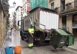 Trabajadores de limpieza en la Parte Vieja de San Sebastián.