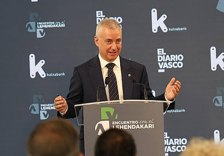 El lehendakari, Iñigo Urkullu, responde una de las preguntas formuladas por el director de El Diario Vasco, David Taberna.