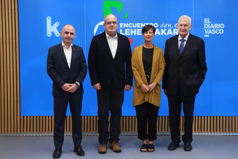 Andoni Aldekoa (director general de EITB), Joseba Egibar (presidente del GBB), Isabel Octavio (EITB) y José María Echarri (cementos Rezola).