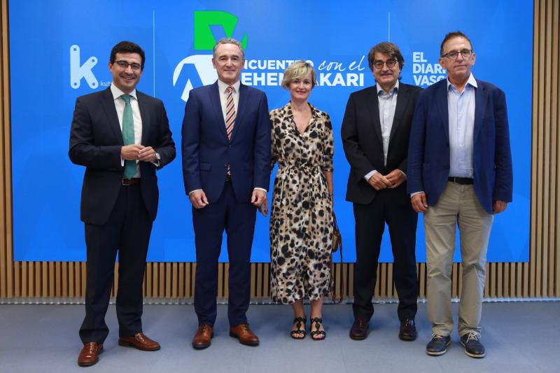 Paul Liceaga (director adjunto de Adegi), Jose Miguel Ayerza (director general de Adegi), María Uría (presidenta de Altuna y Uria), Javier Zubia (director general de la Cámara de Gipuzkoa) y Martín Askasibar (director general de Altuna y Uria), 