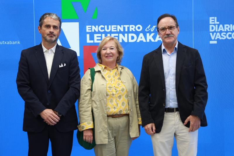 Ignacio Núñez (presidente del GBC), Ana Belén Juaristi (Engranajes Juaristi) y Ramón García (gerente de Beltrán Ascensores).