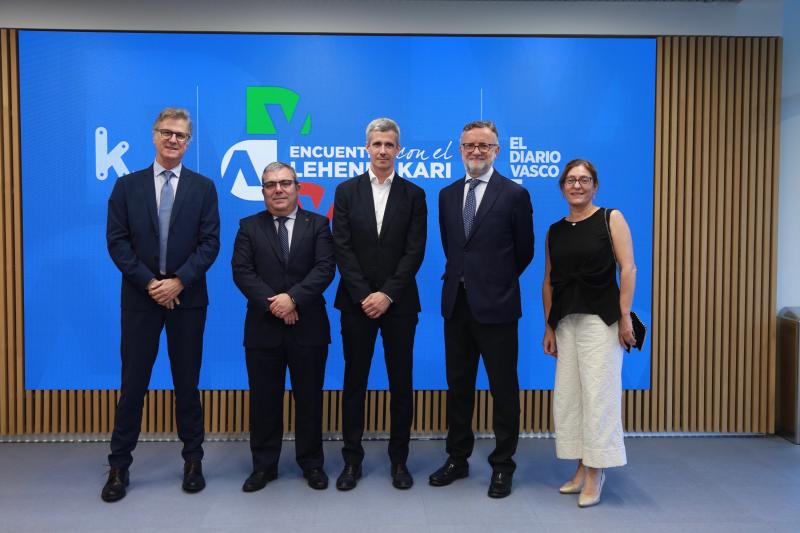 Gurutz Linazasoro (ViveBiotech), Jesús Suárez (director general de Bankoa), Jon Alberdi (ViveBiotech), Javier Lizarraga (consultor de Laulagun Bearing) y Larraitz Gezala (Gobierno Vasco).