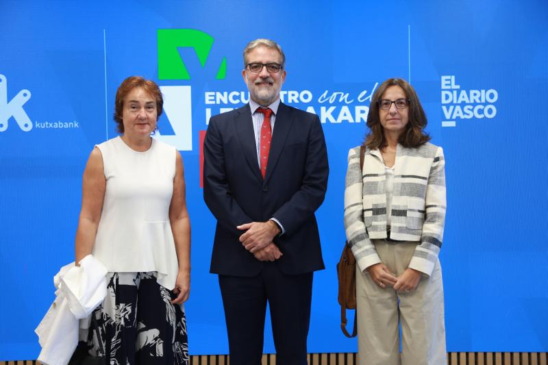 Elena Urbizu (Luzaro), Fernando del Hoyo y Marta Madinabeitia, de Kutxabank.