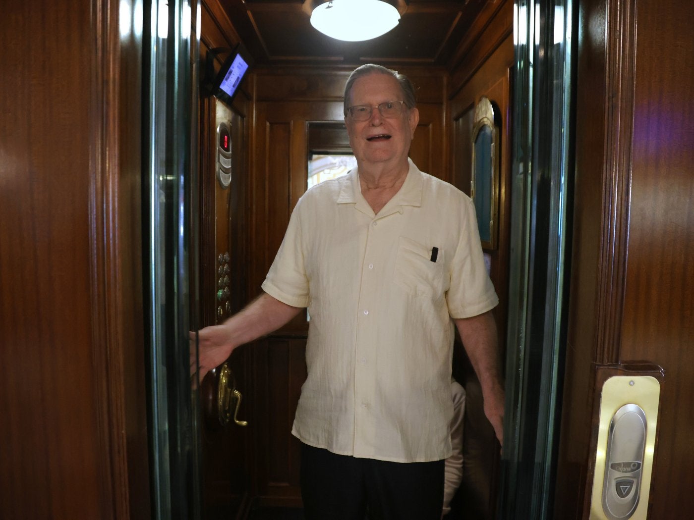 El nobel de Física George Smoot, en el ascensor de su hotel.