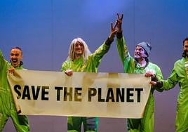 Los actores de 'Greenpiss' salvando el planeta.