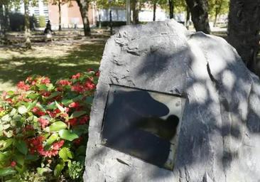 Atacan en Vitoria con pintura el monumento a Buesa y su escolta, asesinados por ETA