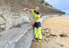 El pretil de hormigón con el que se ha reforzado el muro de la playa de Ondarreta