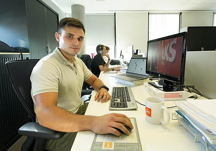 Andoni Garrido diseña y desarrolla aplicaciones en la nube.