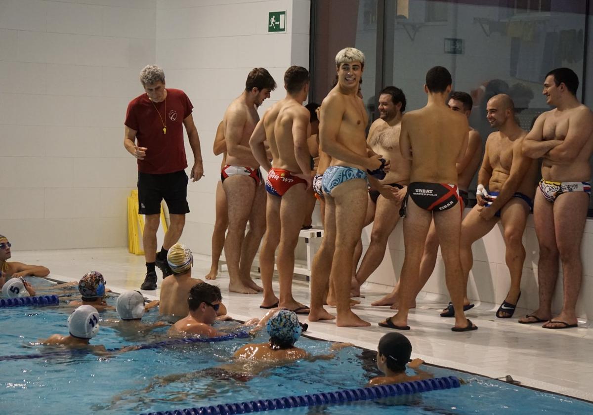 Davide Cerchi, entrenador del Urbat, junto a sus jugadores en el polideportivo de Orbea.