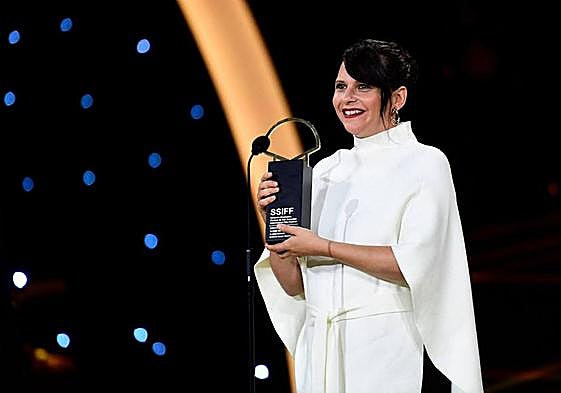 Jaione Camborda con su Concha de Oro en la clausura del Zinemaldia.