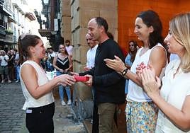 Guztion Alardea entrega las firmas al alcalde de Hondarribia Igor Enparan