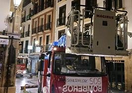 Vehículos de Bomberos Donosti esta madrugada en la Parte Vieja de Donostia trabajando en la extinción del fuego