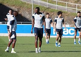 Traoré y Sadiq conversan durante un entrenamiento de esta semana en Zubieta.
