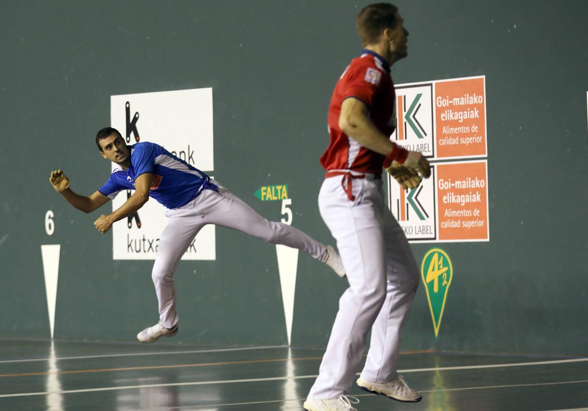 Asier Agirre devuelve un pelotazo de Iñaki Artola anoche en el frontón de Aoiz.