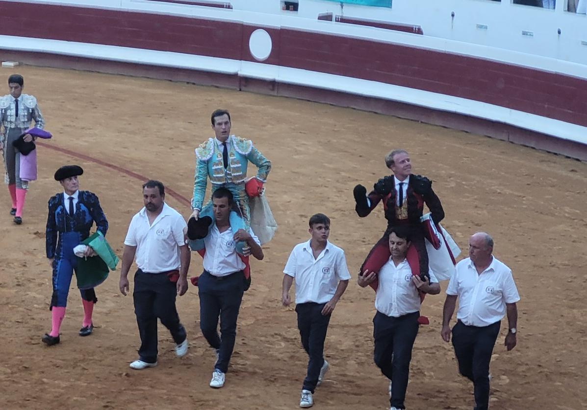 Salida a hombros de Daniel Luque y Clemente en la segunda de feria.