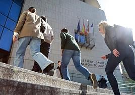 Cada vez ingresan más asuntos en los juzgados vascos, lo que contribuye a aumentar la sobrecarga de trabajo en todas las jurisdicciones.