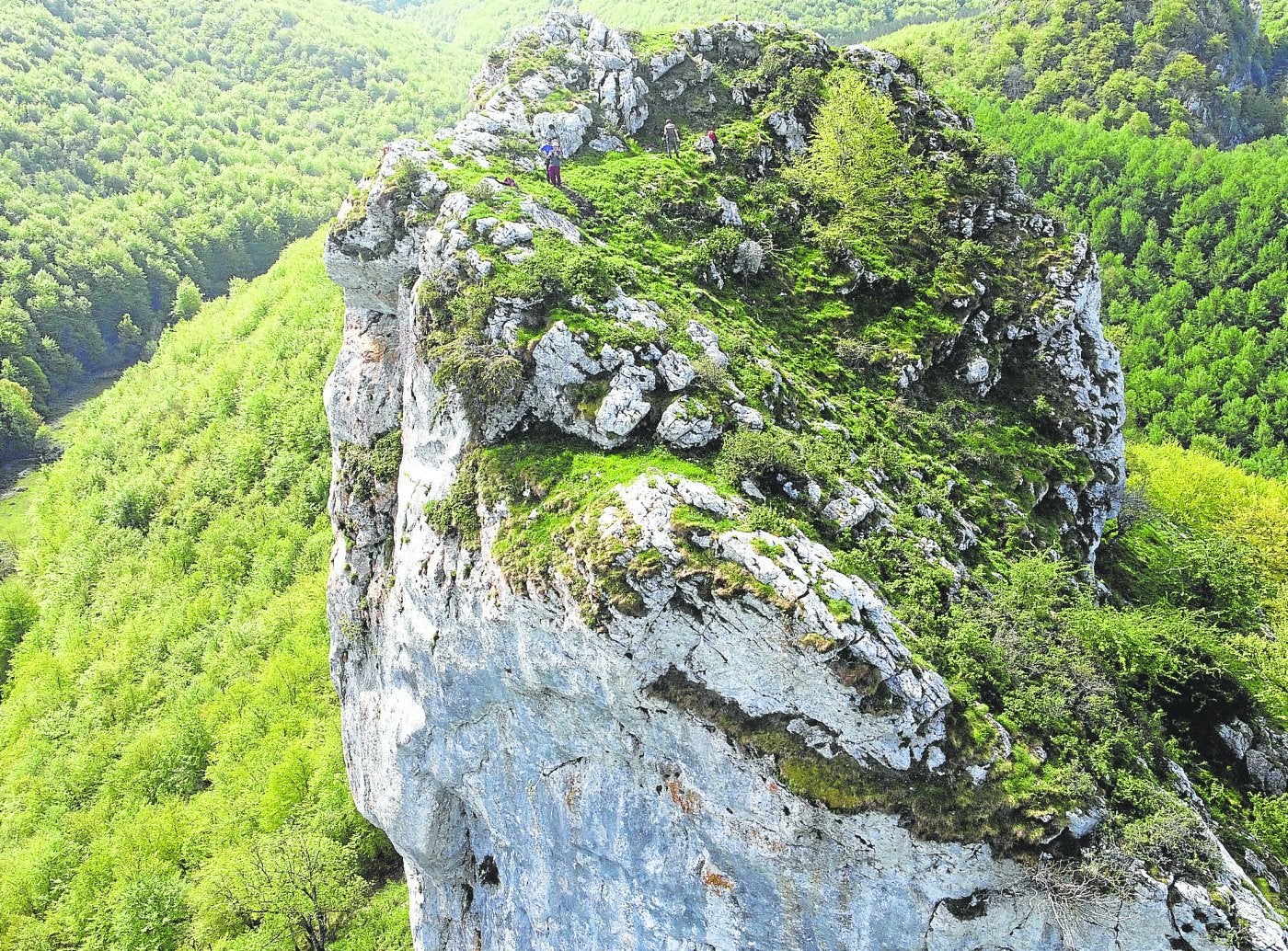 Los sondeos realizados en primavera confirmaron que el castillo de Artia o Gazteluaitz se alzaba sobre el barranco de Arantzazu.