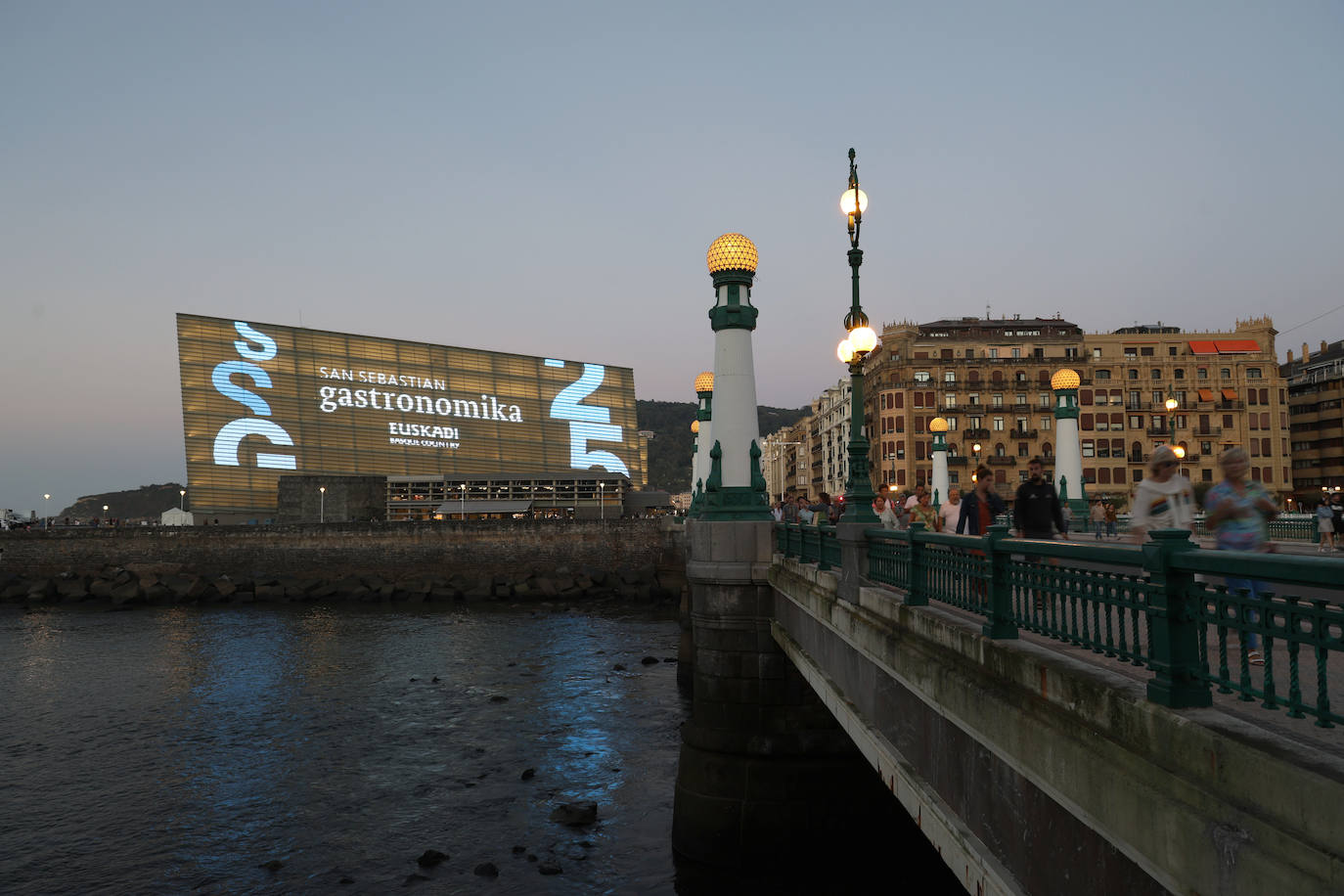 El Kursaal se ilumina con para celebrar el 25º aniversario de San Sebastian Gastronomika.
